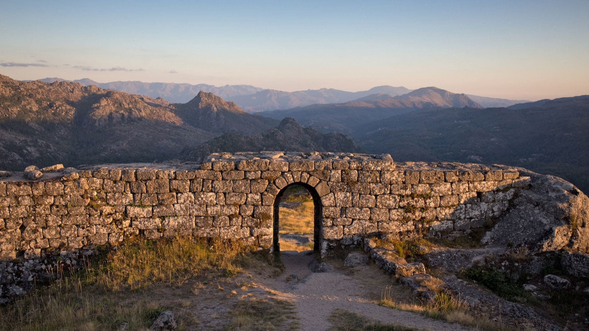 Muraille du château de Castro Laboreiro au coucher du soleil - Peneda-Gerês - Portugal