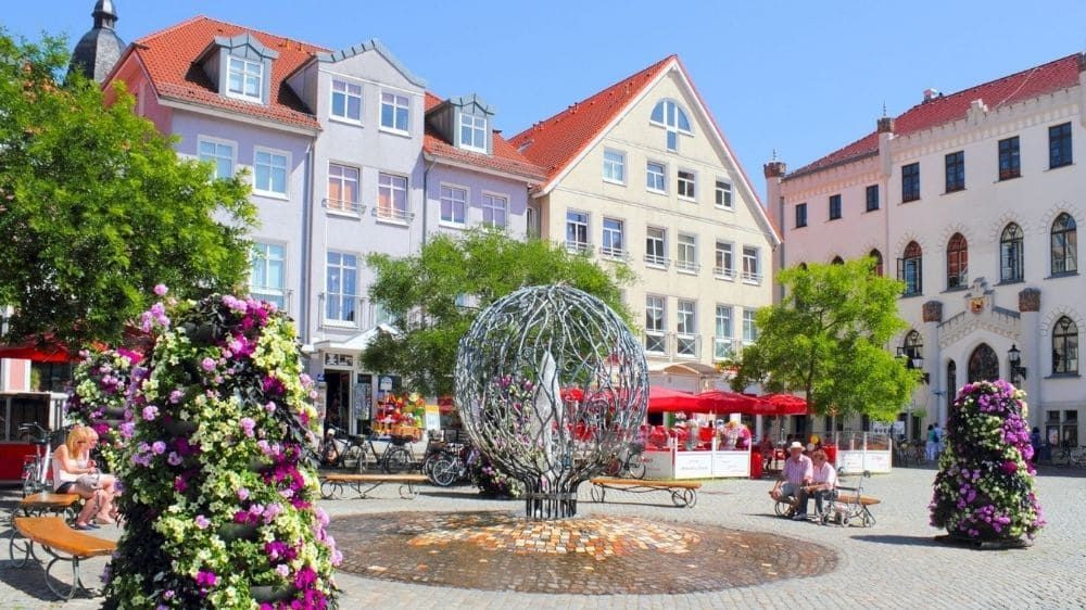 Place de la mairie fleurie - Waren (Müritz) - Mecklembourg, Allemagne