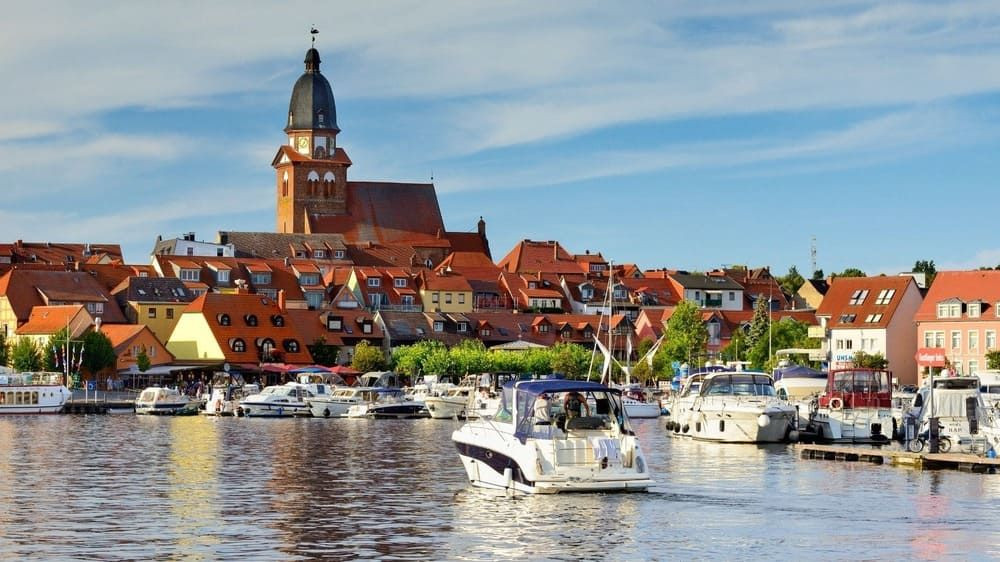 Port de plaisance et église Saint-Georges - Waren (Müritz) - Mecklembourg - Allemagne
