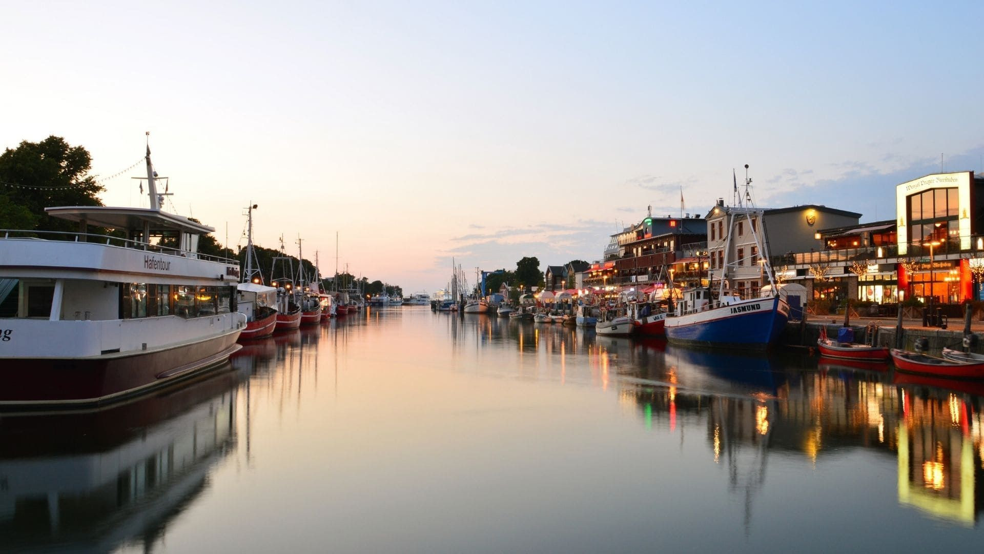 Port et bateaux au crépuscule - Warnemünde - Mecklembourg, Allemagne