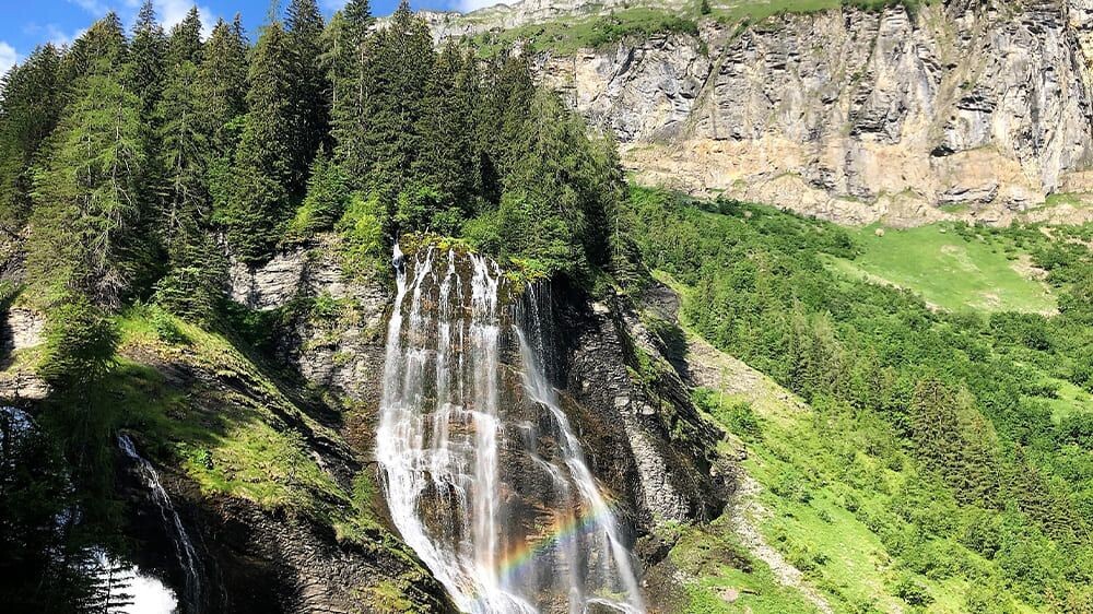 Cascade et arc-en-ciel sur la Grande Traversée des Alpes - Alpes - France