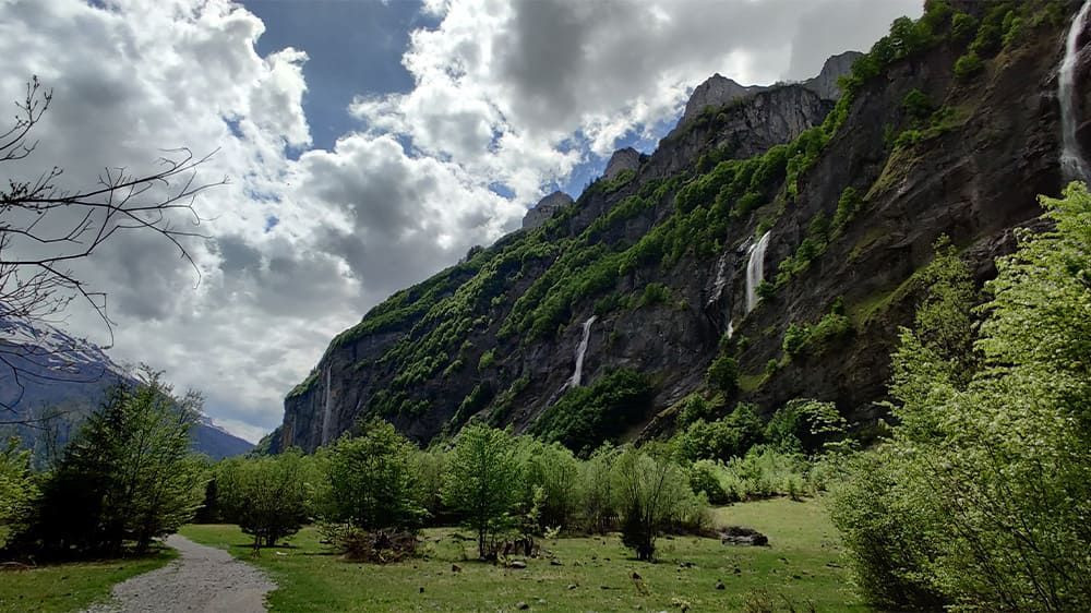 Cascades sur les falaises d'une vallée alpine - Alpes françaises - France