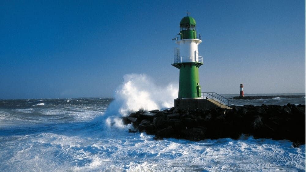 Phare battu par les vagues à Warnemünde - Mecklembourg-Poméranie - Allemagne