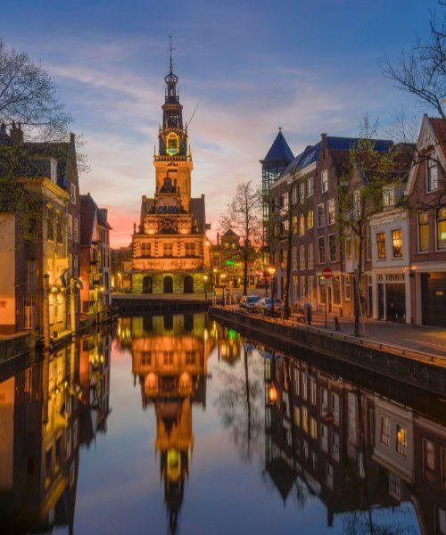 Le poids public (Waaggebouw) reflété dans un canal au crépuscule - Alkmaar - Pays-Bas