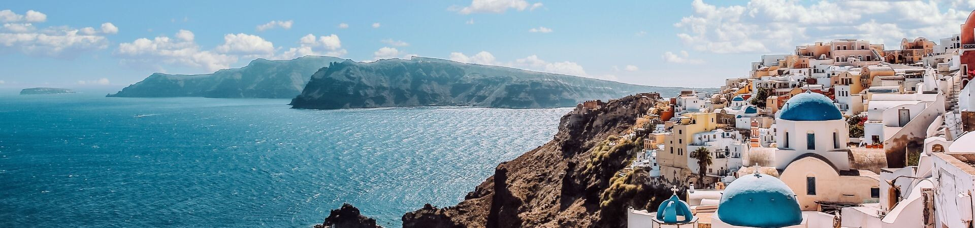 Village blanc et églises à dômes bleus sur la caldeira - Santorin - Grèce