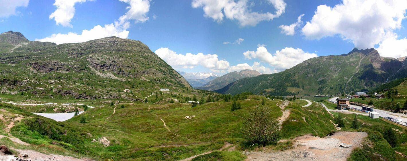Vallée alpine verdoyante au col de montagne - Alpes - France