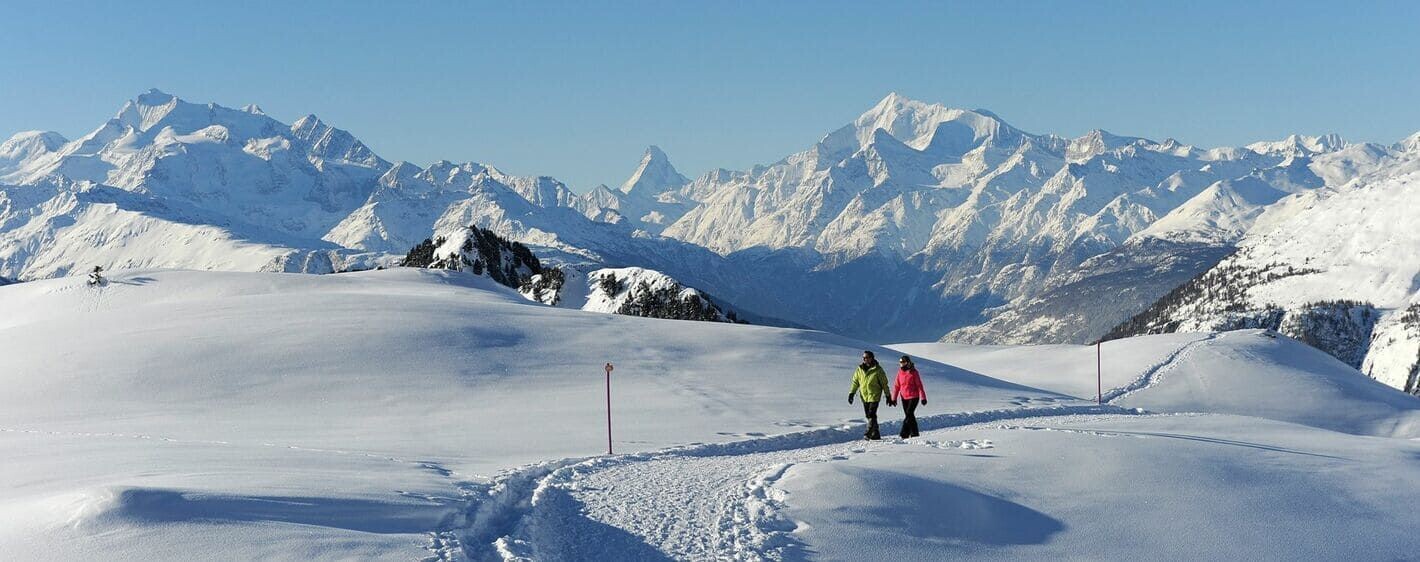 Randonneurs hivernaux face au Cervin enneigé - Riederalp - Valais - Suisse