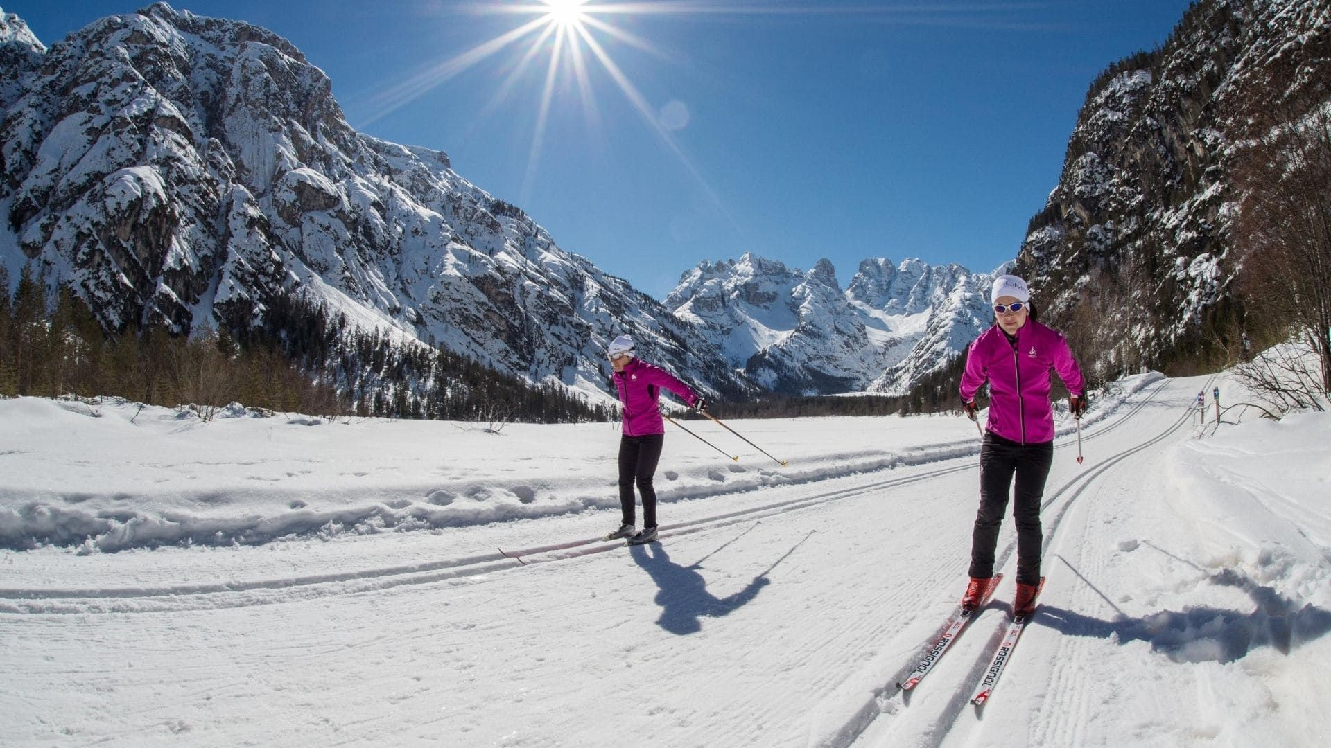 Skieuses en ski de fond classique face aux Dolomites - Dolomites - Italie