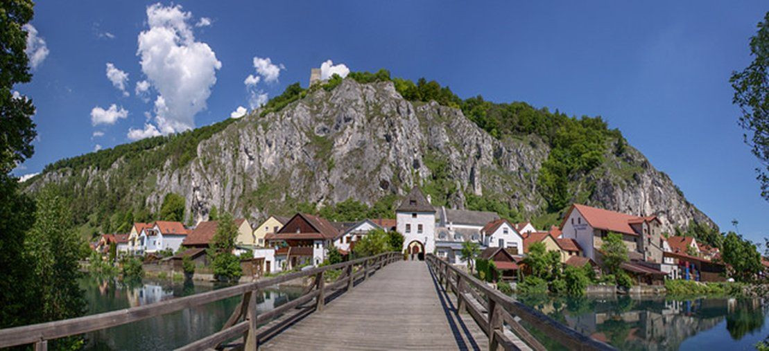 Pont de bois vers Markt Essing sous les ruines du château de Randeck - Altmühltal - Allemagne