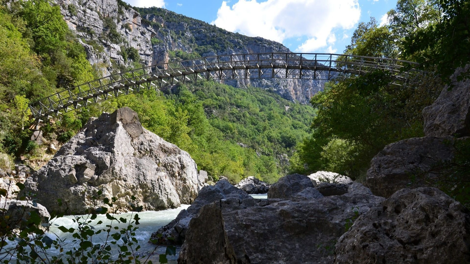 Passerelle en bois au-dessus de la rivière - Gorges du Verdon - Provence, France
