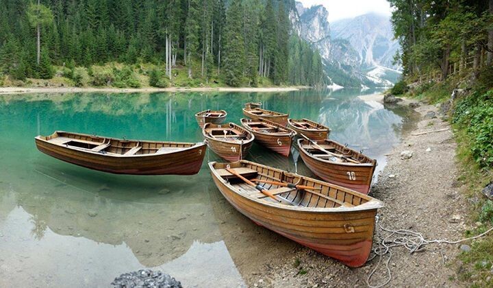 Barques en bois sur le lac de Braies - Dolomites, Italie