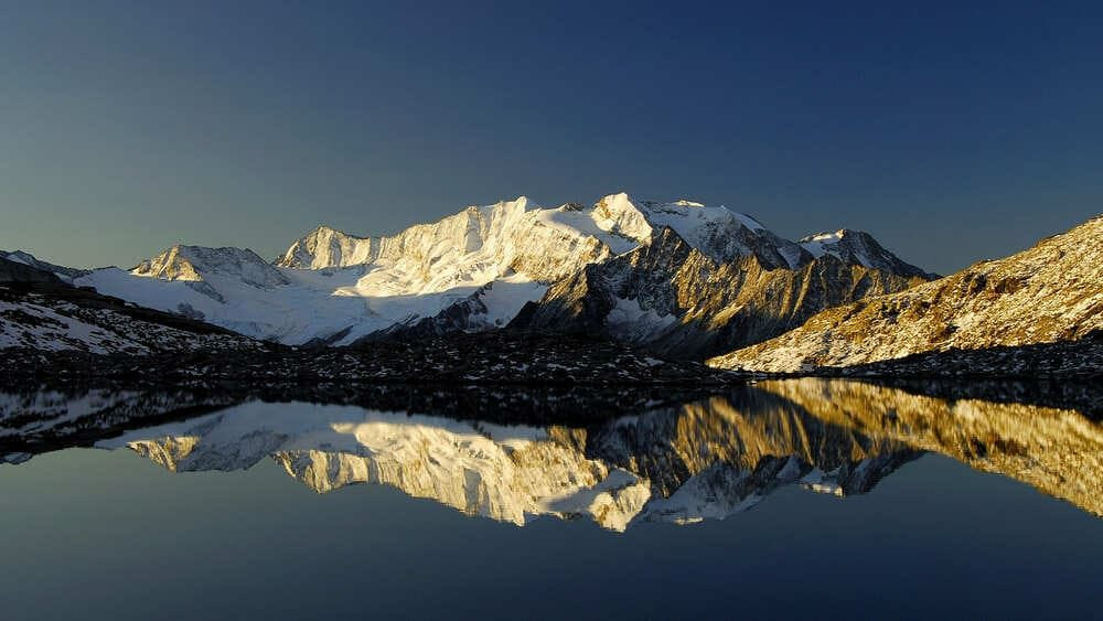 © Paul Surth Sommets enneigés se reflétant dans un lac d'altitude - Zillertal - Tyrol, Autriche