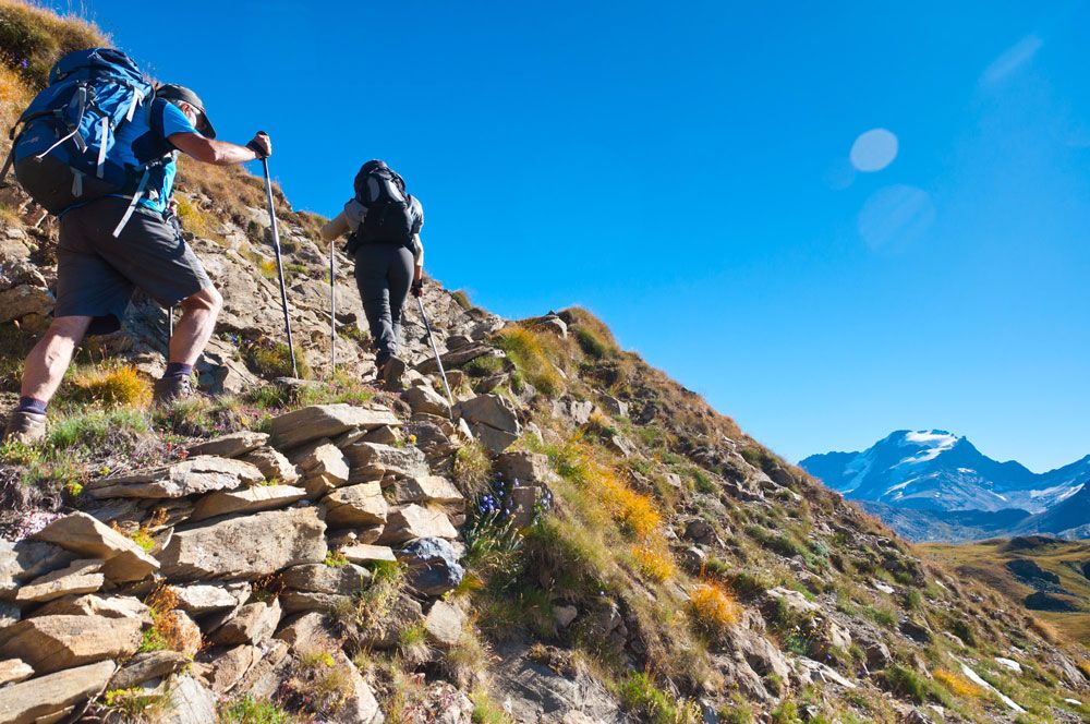 Marcher avec des bâtons de randoonée