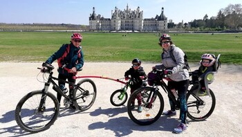 Famille à vélo devant le château de Chambord