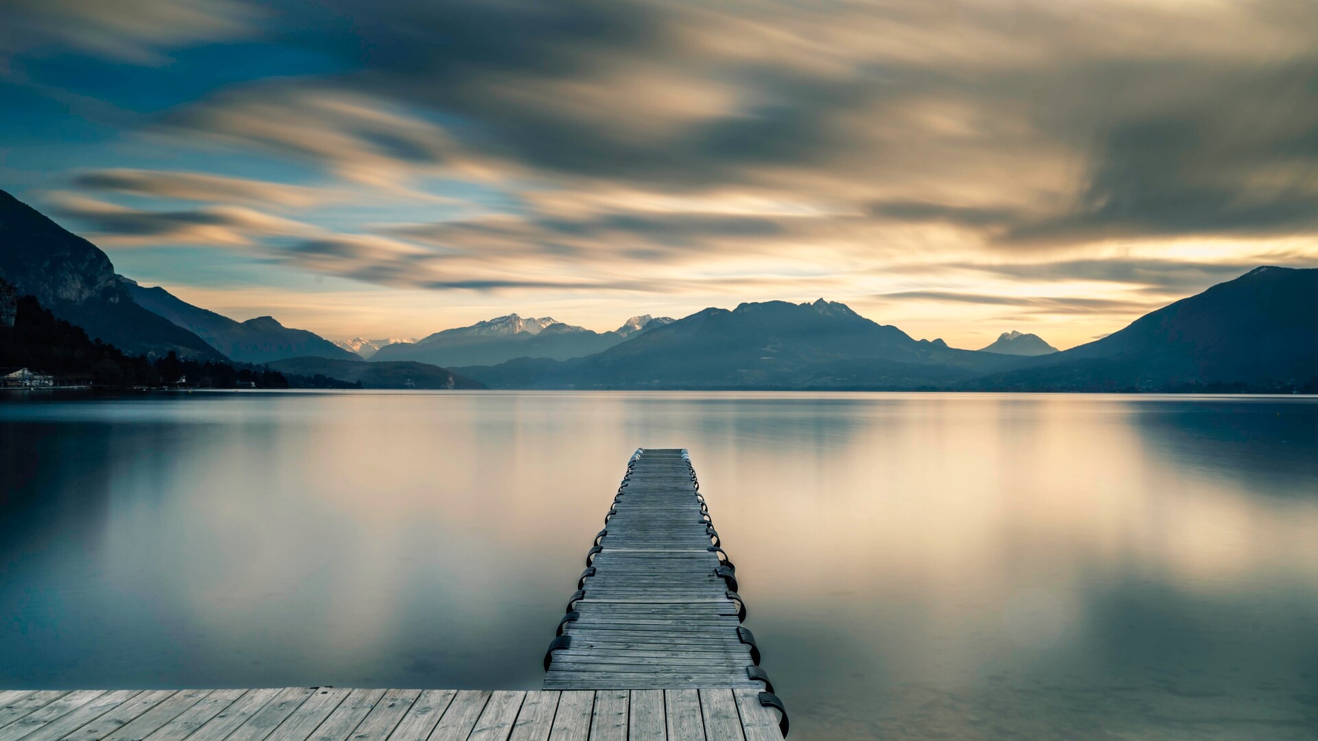 Annecy Lake - Aravis - Alpes © Kevin Bessat-unsplash