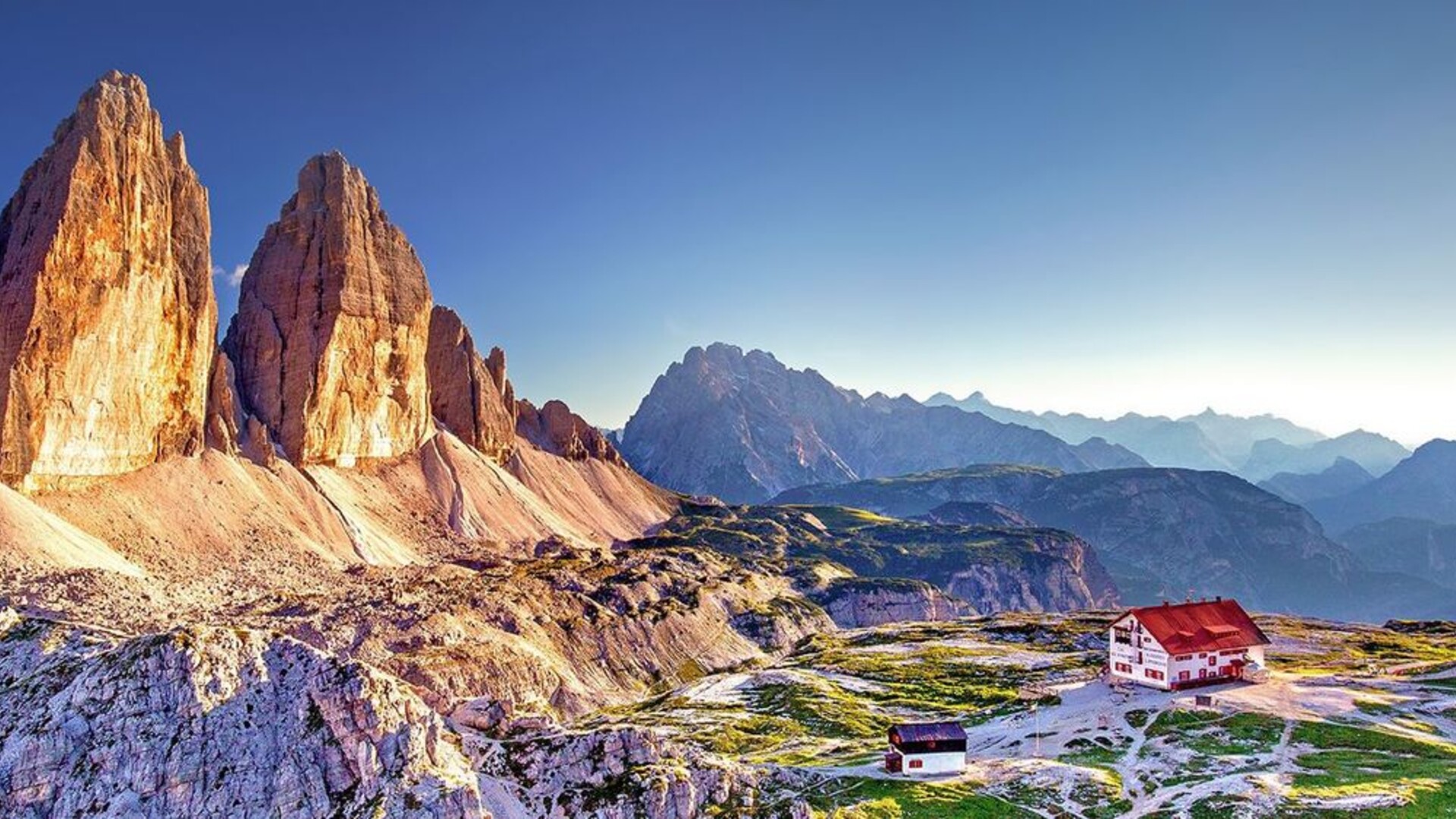 Les Tre Cime di Lavaredo et le refuge A. Locatelli dans les Dolomites