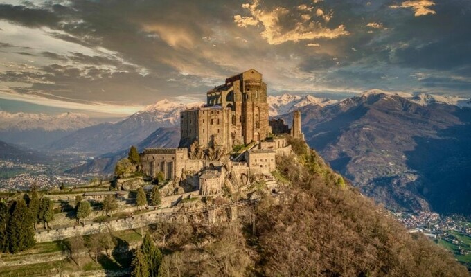 Abbaye Saint-Michel-de-la-Cluse près de Turin sur le mont Pirchiriano en Italie