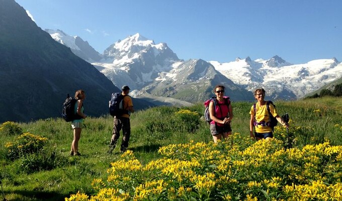 Randonneurs devant le Piz Roseg en Suisse © Wilfrid Valette Randonneurs devant le Piz Roseg en Suisse